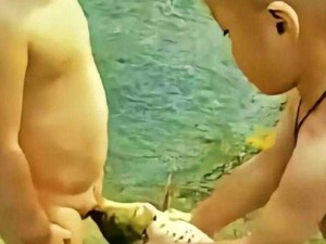 男生Gay自慰脱裤子出精—男生同性恋自慰时脱裤子射精正常吗？