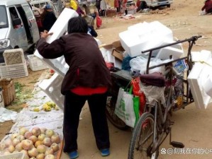 公园里的中老年交易场景，背后的交易物品引发人们深思