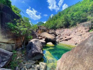 两片肥肉中间溪水潺潺;溪水潺潺，两片肥肉间若隐若现